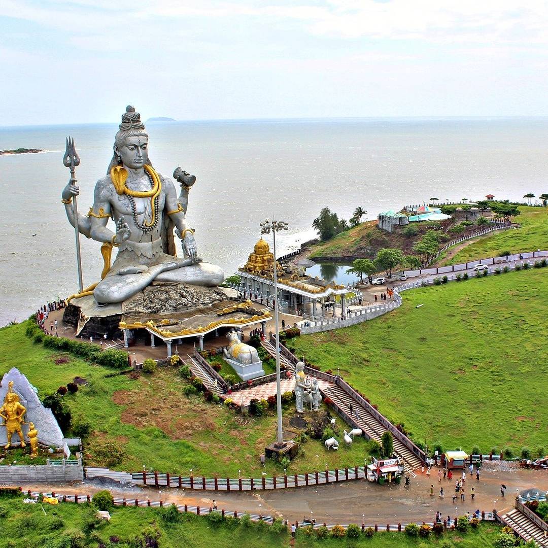 Seena Ramesh - happy Jiris Holidays traveller